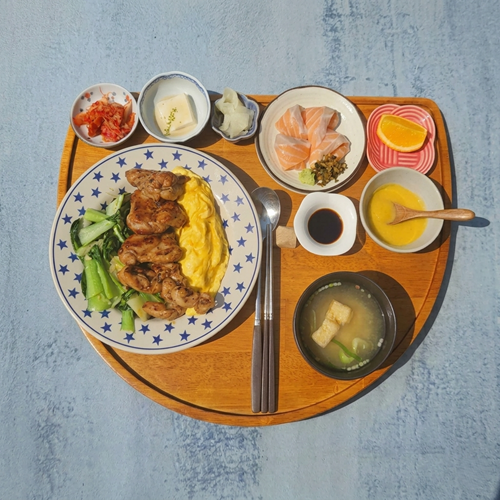 삼색야키토리와 반찬, 국을 함께 차린 연희시오 실제 상차림